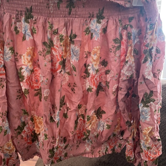 Flower over the shoulder - Picture 3 of 3